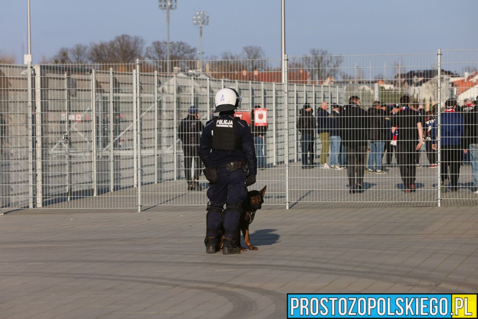 Opolscy policjanci zabezpieczali mecz piłkarski pomiędzy Odrą Opole a Polonią Bytom, który odbył się 26 kwietnia. Nad bezpieczeństwem