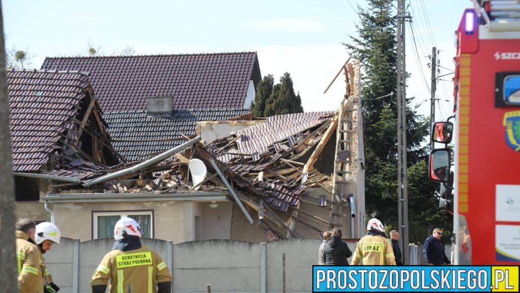Zawalenie dachu w Wawelnie. Na miejscu liczne służby ratunkowe