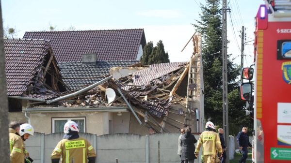 Zawalenie dachu w Wawelnie. Na miejscu liczne służby ratunkowe