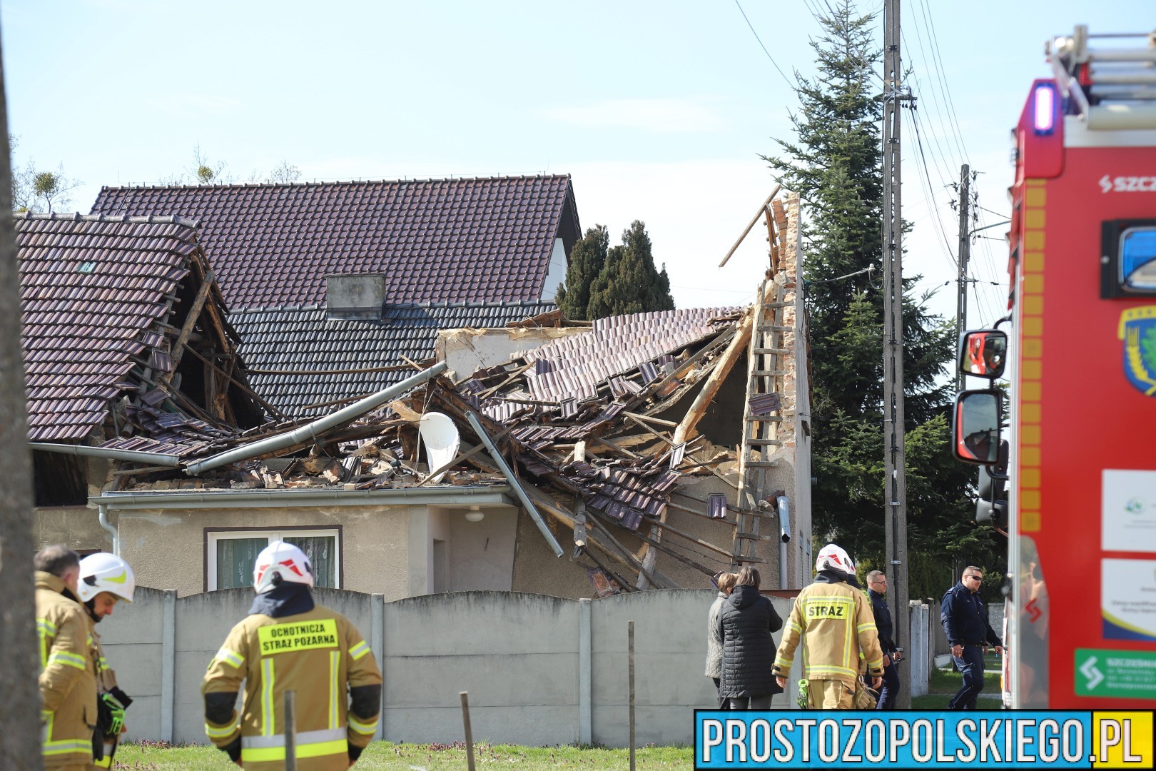 Zawalenie dachu w Wawelnie. Na miejscu liczne służby ratunkowe