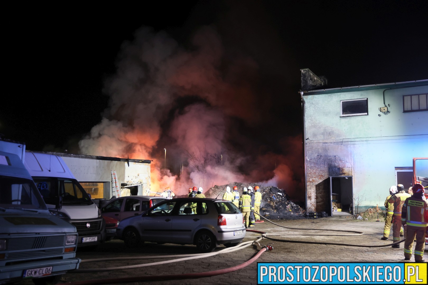 Pożar w Opolu przy ul. Niemodlińskiej. Płonęły palety i opony, akcja trwała ponad 2 godziny