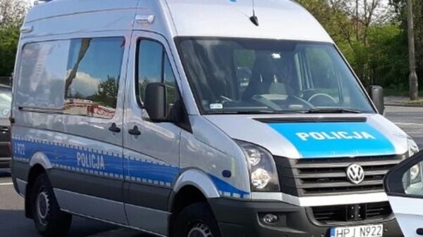 Jechał bez prawa jazdy i przekroczył prędkość. Odpowie przed sądem, mandat także dla żony