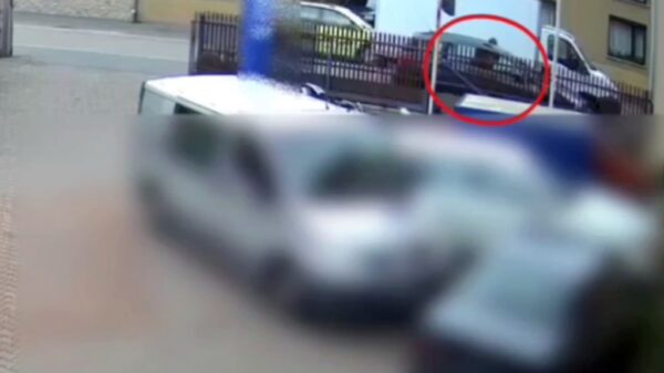 Pieszo zwiedzał region, a później ukradł auto i wjechał nim do rowu. 34-latek zatrzymany (Wideo)