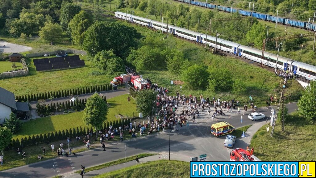 Pożar przy&nbsp;torowisku między Starym Koźlem a&nbsp;Azotami. Ewakuowano pasażerów pociągu Intercity