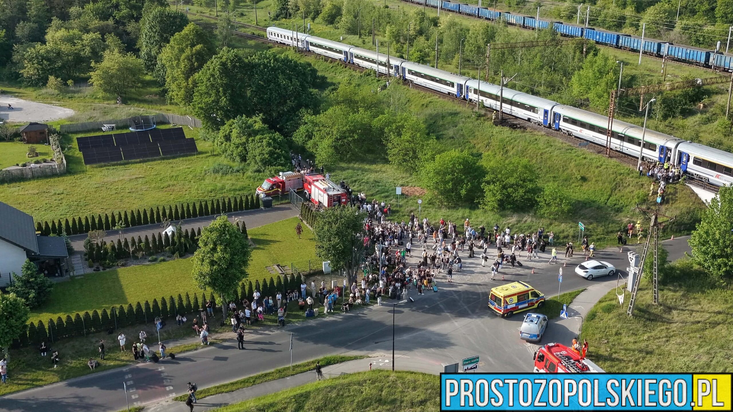 Pożar przy torowisku między Starym Koźlem a Azotami. Ewakuowano pasażerów pociągu Intercity