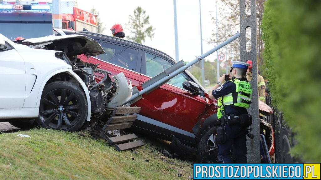 Zderzenie dwóch samochodów na ul. Oleskiej w Opolu. Jedna osoba trafiła do szpitala (WIDEO)