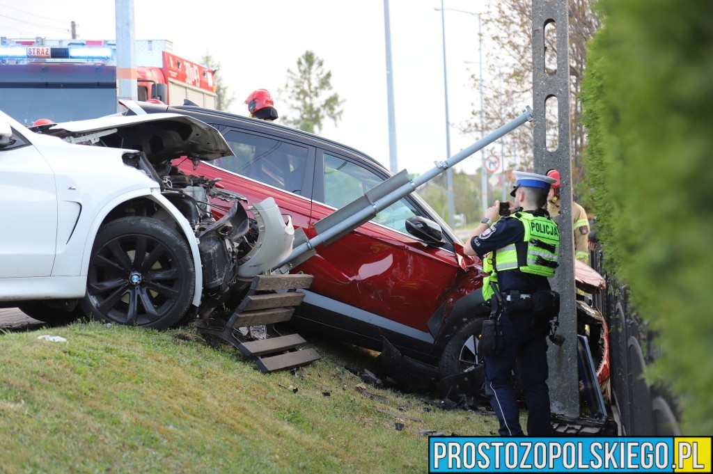Zderzenie dwóch samochodów na ul. Oleskiej w Opolu. Jedna osoba trafiła do szpitala (WIDEO)