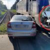 Samochód wjechał pod pociąg na przejeździe kolejowym pod Strzelcami Opolskimi. W aucie była dwójka dzieci