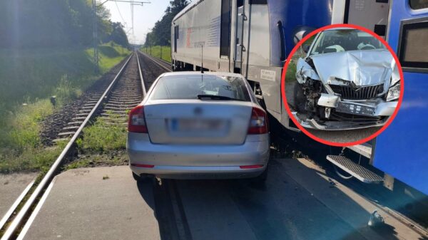 Samochód wjechał pod pociąg na przejeździe kolejowym pod Strzelcami Opolskimi. W aucie była dwójka dzieci
