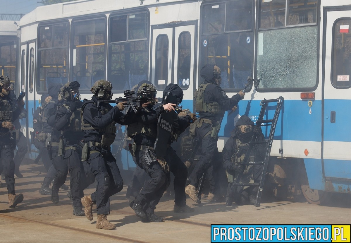 Kontrterroryści ćwiczyli szturm na tramwaj we Wrocławiu. Realistyczne scenariusze i dynamiczne działania