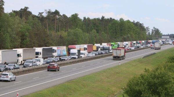 Poważne utrudnienia na autostradzie A4 pod Opolem. Przewrócony tir przewożący banany