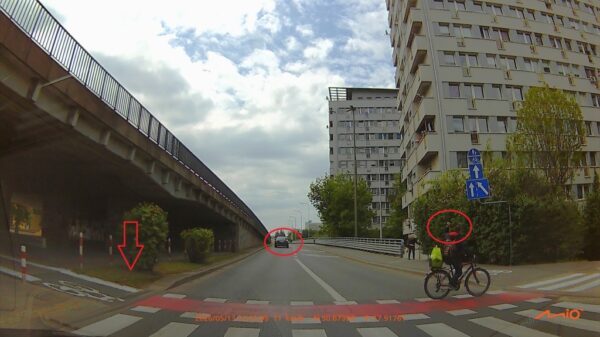 Potrącenie rowerzysty na głównym rondzie w Opolu. Kierowca mercedesa odjechał z miejsca zdarzenia(WIDEO)