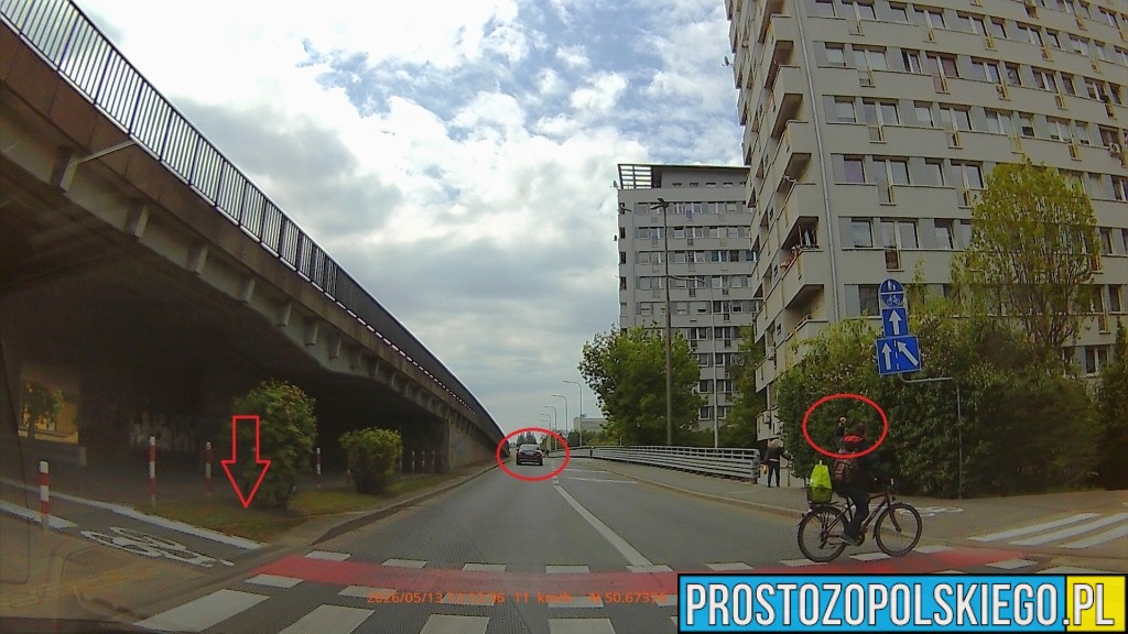 Potrącenie rowerzysty na głównym rondzie w Opolu. Kierowca mercedesa odjechał z miejsca zdarzenia(WIDEO)