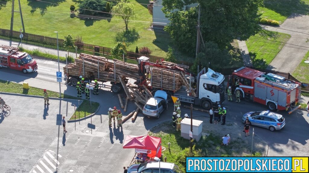 Dramatyczne chwile Opole-Chmielowice! Ładunek drewna runął na samochód
