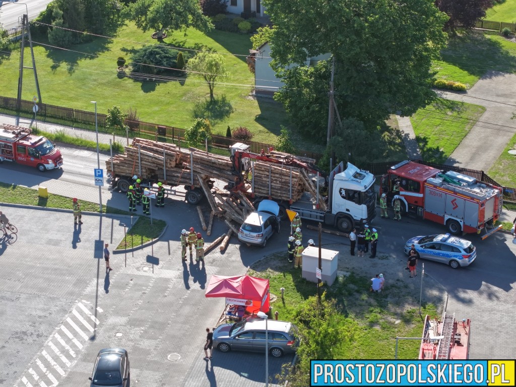 Dramatyczne chwile Opole-Chmielowice! Ładunek drewna runął na samochód
