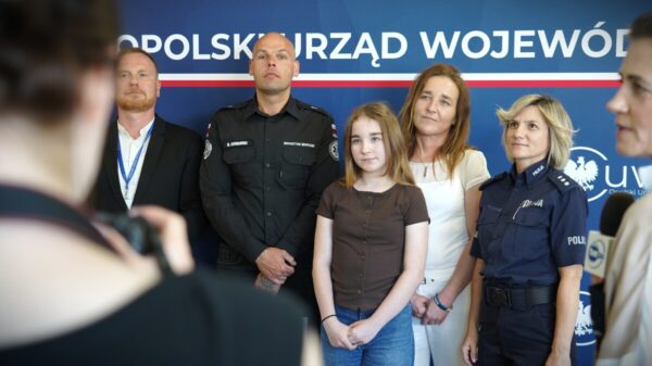 11-letnia Zuzia uratowała mamę. Wojewoda Opolska i Policja pogratulowali dziewczynce bohaterskiej postawy
