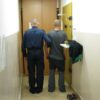 30-latek kopał w drzwi do mieszkania babci. Policjanci zabezpieczyli 300 porcji narkotyków
