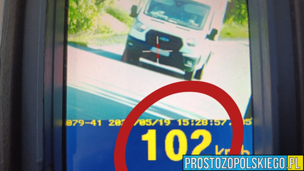 Dostawczym busem pędził ponad 100 km/h na „pięćdziesiątce”. Stracił prawo jazdy
