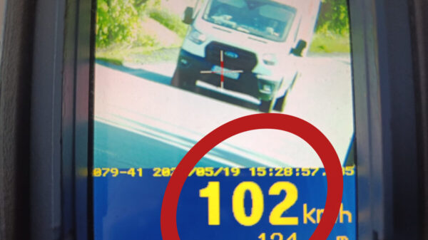 Dostawczym busem pędził ponad 100 km/h na „pięćdziesiątce”. Stracił prawo jazdy