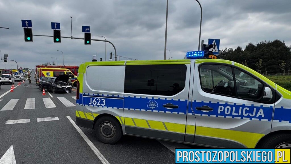 Zderzenie dwóch samochodów na skrzyżowaniu DK46 koło Pakosławic. Na miejscu działały służby ratunkowe