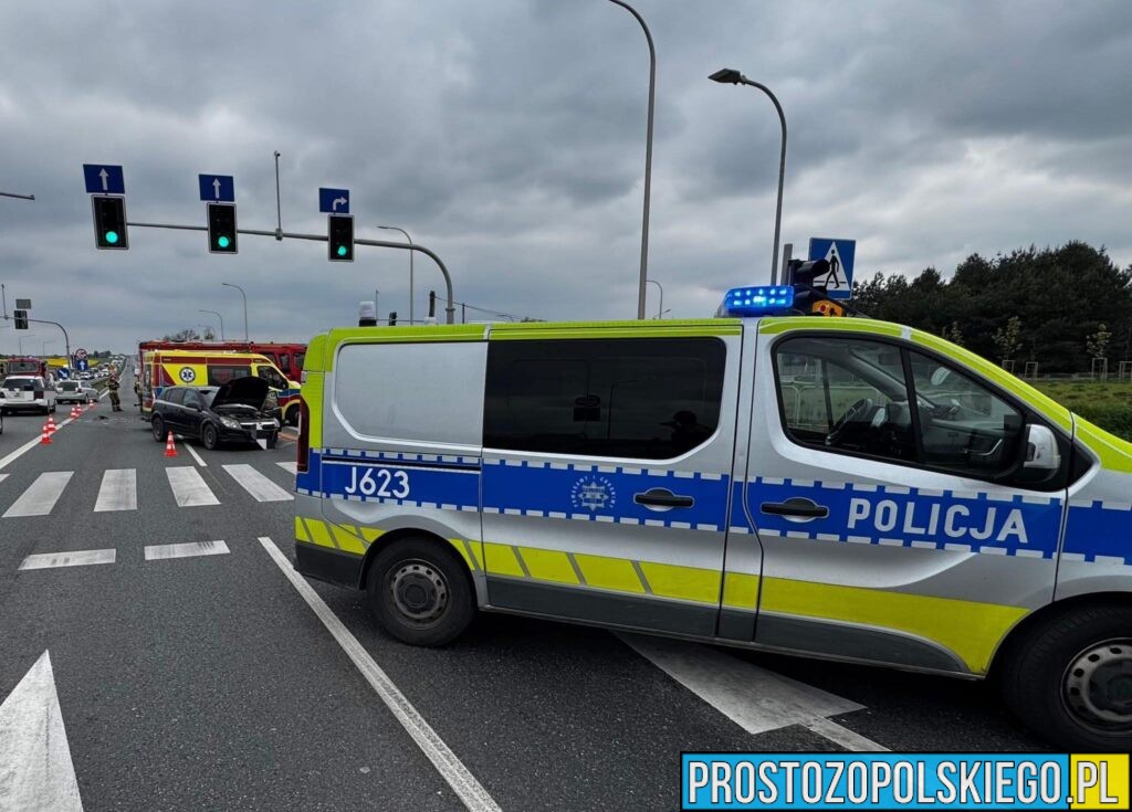 Zderzenie dwóch samochodów na&nbsp;skrzyżowaniu DK46 koło&nbsp;Pakosławic. Na&nbsp;miejscu działały służby ratunkowe