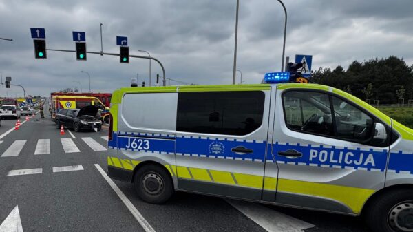Zderzenie dwóch samochodów na skrzyżowaniu DK46 koło Pakosławic. Na miejscu działały służby ratunkowe