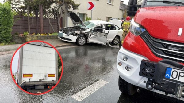 Wypadek w Dobrzeniu Wielkim. Zderzenie trzech pojazdów na DW 454, dwie osoby trafiły do szpitala