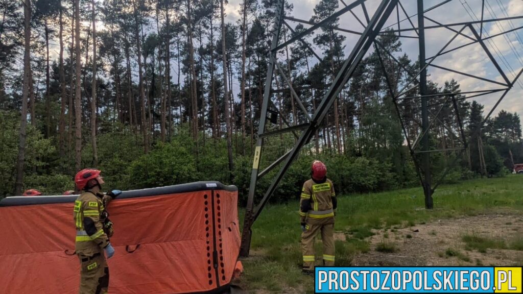 Mężczyzna wszedł na słup wysokiego napięcia w Namysłowie. Na miejscu straż pożarna, pogotowie i policja
