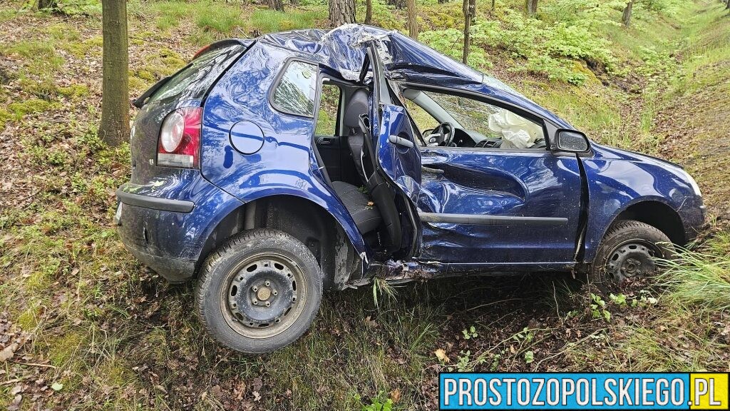 Groźny wypadek między Jełową a Dąbrówką Łubniańską. Volkswagen uderzył w drzewo