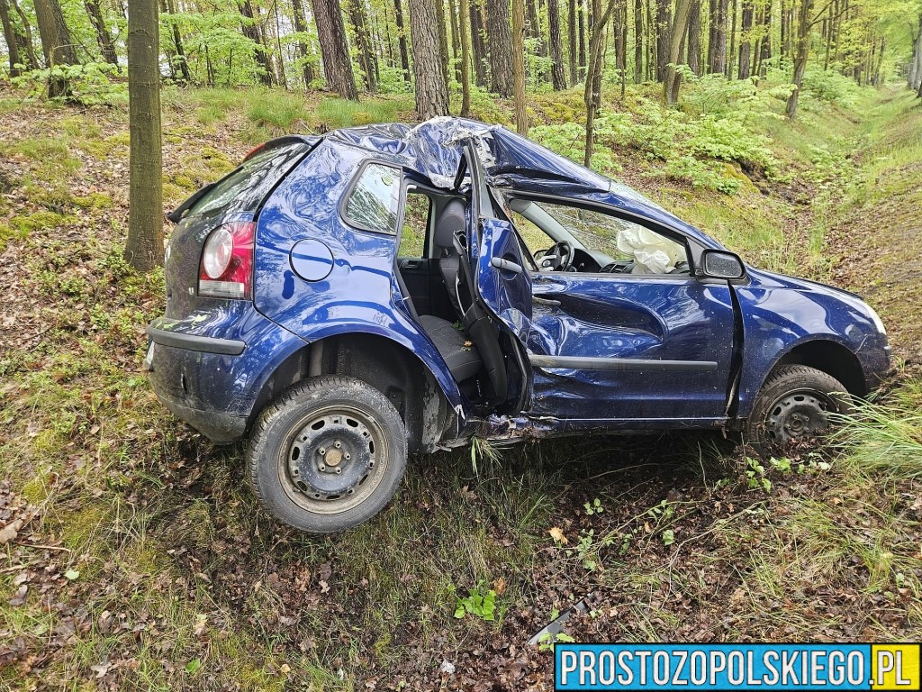 Groźny wypadek między Jełową a Dąbrówką Łubniańską. Volkswagen uderzył w drzewo