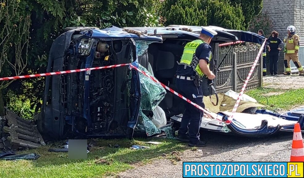 Dachowanie w Pakoszowie. Strażacy wycinali dach, by uratować kierowcę