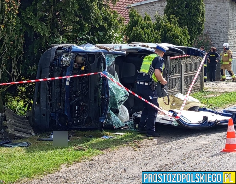 Dachowanie w Pakoszowie. Strażacy wycinali dach, by uratować kierowcę