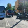 Wypadek na skrzyżowaniu w Kluczborku. Samochód zderzył się z autobusem. Jedna osoba poszkodowana
