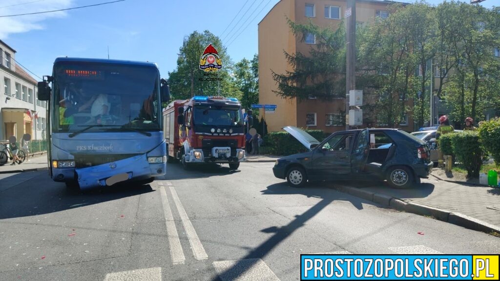 Wypadek na skrzyżowaniu w Kluczborku. Samochód zderzył się z autobusem. Jedna osoba poszkodowana