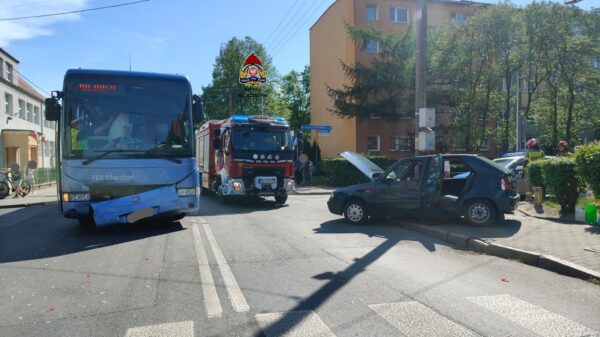 Wypadek na skrzyżowaniu w Kluczborku. Samochód zderzył się z autobusem. Jedna osoba poszkodowana