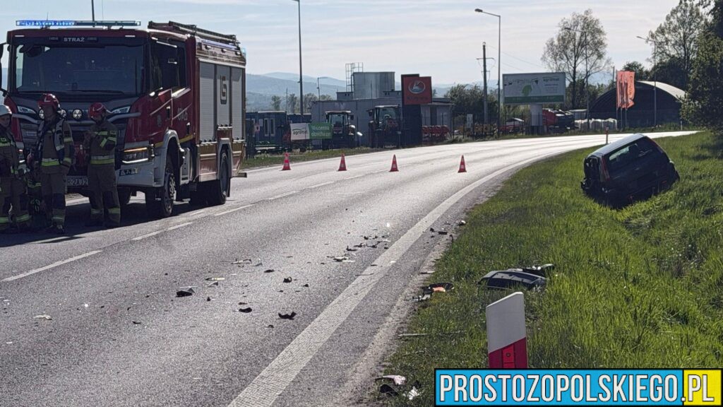 Zdarzenie drogowe na DK40 Prudnik–Głogówek. Zderzenie motocykla z samochodem osobowym