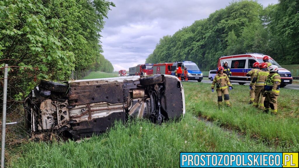 Dachowanie auta na A4 pod Strzelcami Opolskimi. Samochód wypadł z drogi