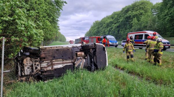 Dachowanie auta na A4 pod Strzelcami Opolskimi. Samochód wypadł z drogi