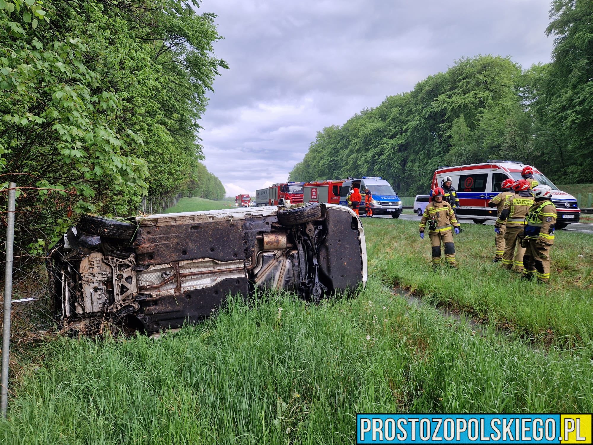 Dachowanie auta na A4 pod Strzelcami Opolskimi. Samochód wypadł z drogi