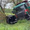 Poważny wypadek na DK40 w Starych Kotkowicach. Czołowe zderzenie BMW i ciężarówki Scania