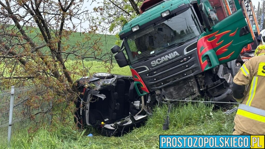 Poważny wypadek na DK40 w Starych Kotkowicach. Czołowe zderzenie BMW i ciężarówki Scania