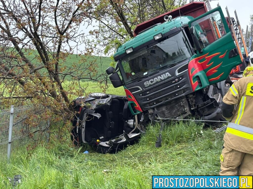 Poważny wypadek na&nbsp;DK40 w&nbsp;Starych Kotkowicach. Czołowe zderzenie BMW i&nbsp;ciężarówki Scania