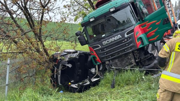 Poważny wypadek na DK40 w Starych Kotkowicach. Czołowe zderzenie BMW i ciężarówki Scania