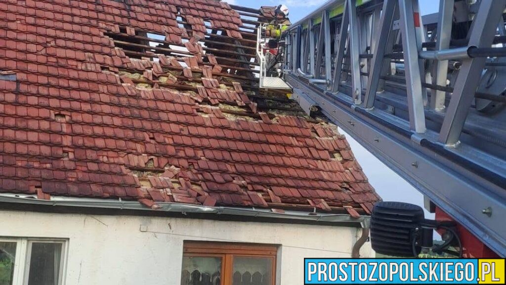 Nawałnica w powiecie strzeleckim. Uszkodzonych 18 budynków w Balcarzowicach, w akcji 260 strażaków
