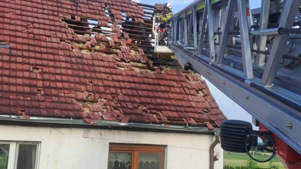 Nawałnica w powiecie strzeleckim. Uszkodzonych 18 budynków w Balcarzowicach, w akcji 260 strażaków