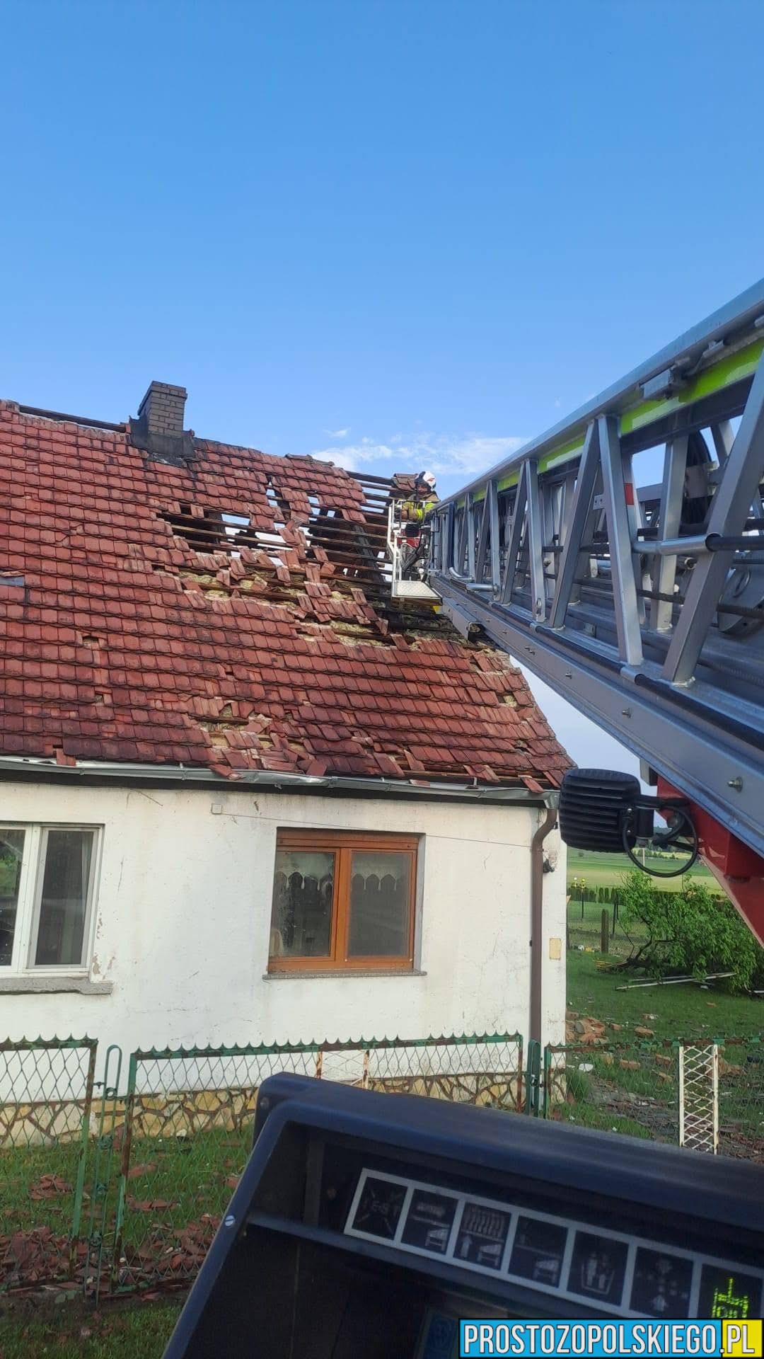Nawałnica w powiecie strzeleckim. Uszkodzonych 18 budynków w Balcarzowicach, w akcji 260 strażaków