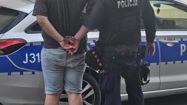 Poszukiwany ukrywał się w pustostanie po byłym PKP. Zatrzymali go policjanci z Wołczyna