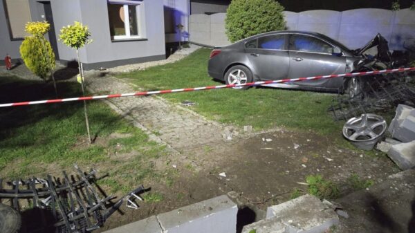 Groźne zdarzenie w Dąbrowie. Kierowca stracił panowanie nad autem