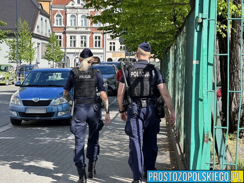 Seniorka błąkała się po ulicy. Szybka reakcja zapobiegła tragedii