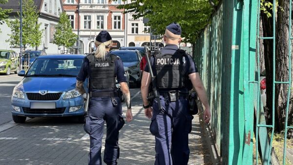 Seniorka błąkała się po ulicy. Szybka reakcja zapobiegła tragedii